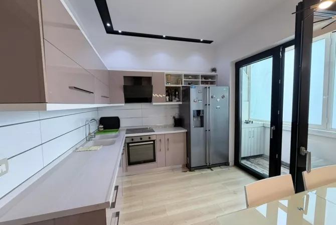 Shtepi ne shitje Apartament ne Tirane, 3+1, Mobilimi E mobiluar, Pagesa 250,000  Euro.