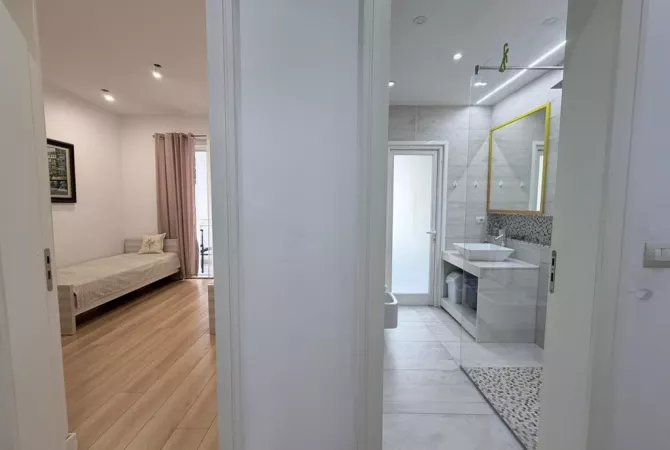 Shtepi ne shitje Apartament ne Tirane, 3+1, Mobilimi E mobiluar, Pagesa 250,000  Euro.
