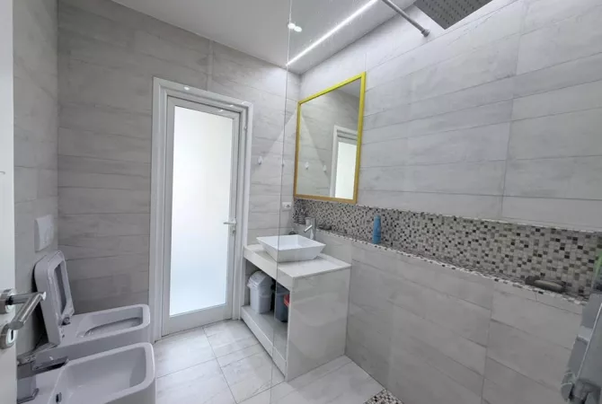 Shtepi ne shitje Apartament ne Tirane, 3+1, Mobilimi E mobiluar, Pagesa 250,000  Euro.