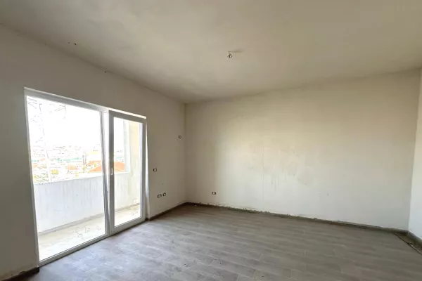 Shtepi ne shitje Apartament ne Tirane, 1+1, Mobilimi Bosh, pa mobiluar, Pagesa 103,000  Euro.