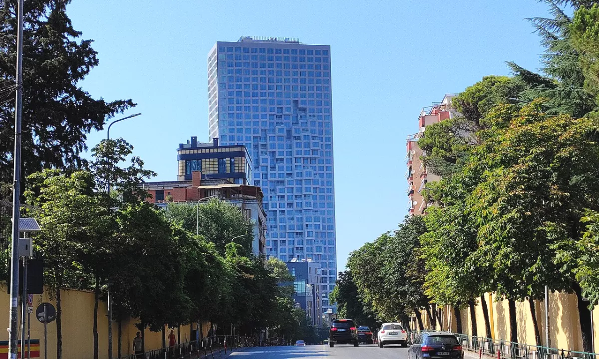 AMBIENT KOMERCIAL ME QIRA PRANE LICEUT ARTISTIK, TIRANE