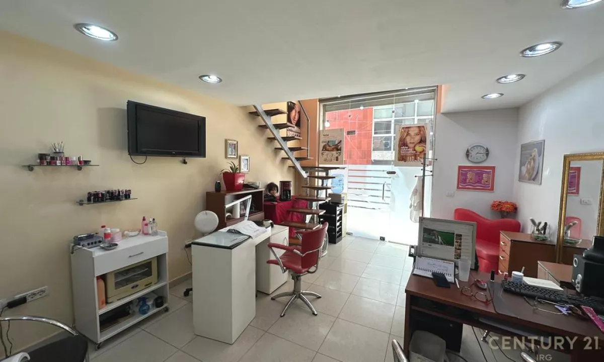 Shitet dyqan dublex ne rrugen e Elbasanit 