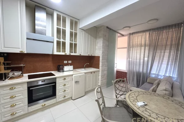 Shtepi ne shitje Apartament ne Tirane, 1+1, Mobilimi E mobiluar, Pagesa 700,000  Euro.