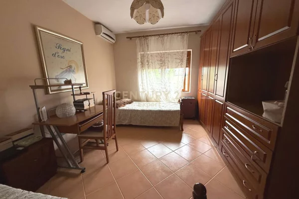 Shtepi ne shitje Apartament ne Tirane, 2+1, Mobilimi E mobiluar, Pagesa 159,000  Euro.