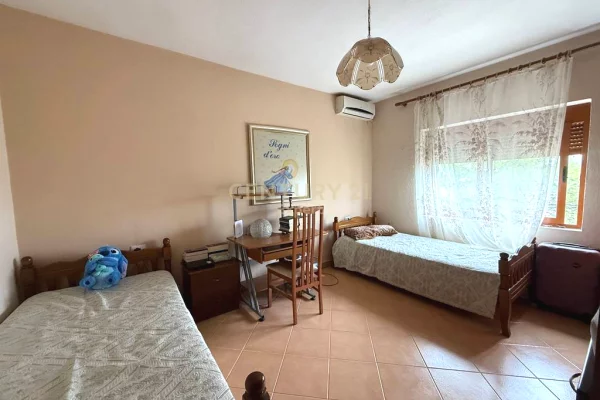 Shtepi ne shitje Apartament ne Tirane, 2+1, Mobilimi E mobiluar, Pagesa 159,000  Euro.