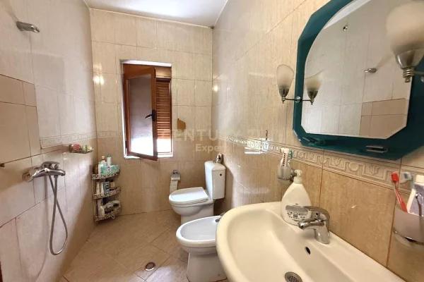 Shtepi ne shitje Apartament ne Tirane, 2+1, Mobilimi E mobiluar, Pagesa 159,000  Euro.