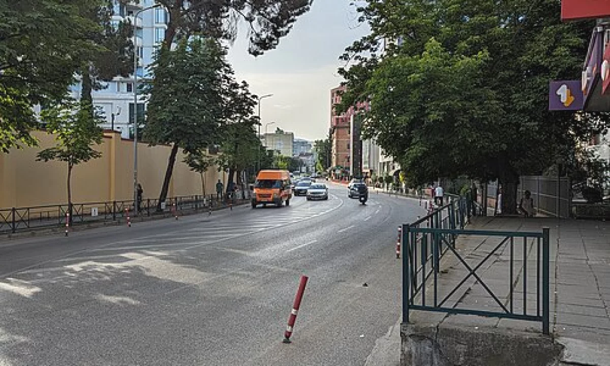 AMBIENT KOMERCIAL BUZE RRUGES KRYESORE NE SHITJE, RRUGA E ELBASANIT, TIRANE!