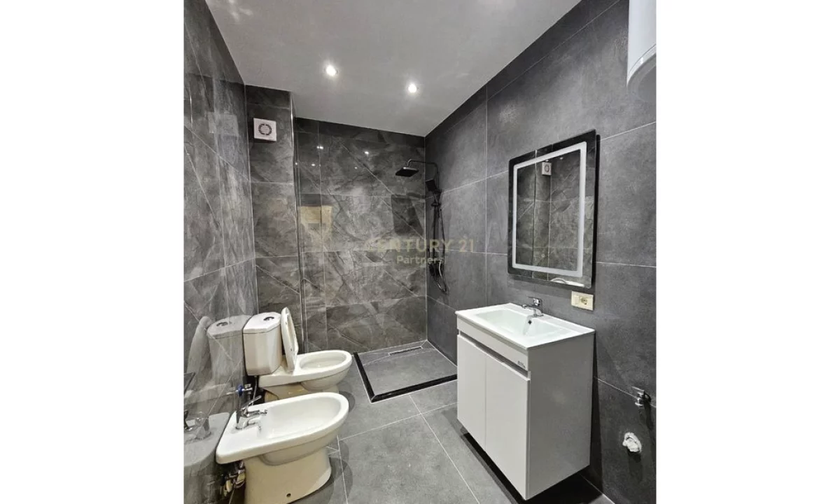 Shtepi ne shitje Apartament ne Tirane, 2+1, Mobilimi Bosh, pa mobiluar, Pagesa 135,000  Euro.