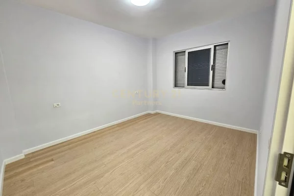 Shtepi ne shitje Apartament ne Tirane, 2+1, Mobilimi Bosh, pa mobiluar, Pagesa 135,000  Euro.