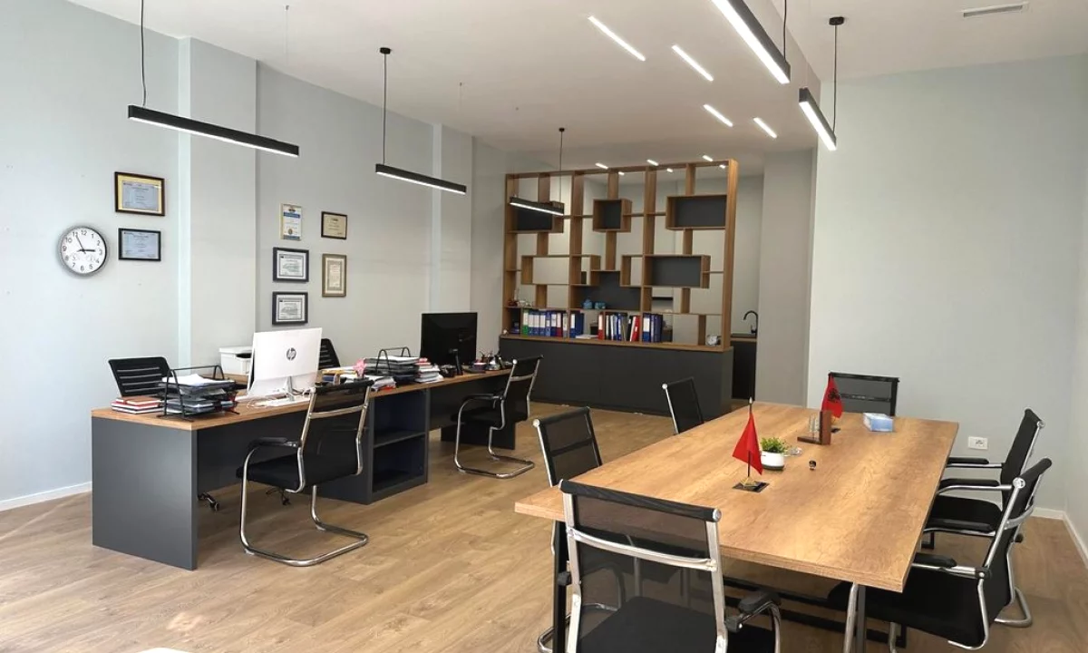 Shitet ambient 1+1 i pershtatshem per dyqan ose zyra, ne Kompleksin Magnet, 21 Dhjetori. 