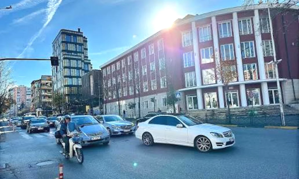 AMBIENT KOMERCIAL ME QIRA PRANE LICEUT ARTISTIK, TIRANE!