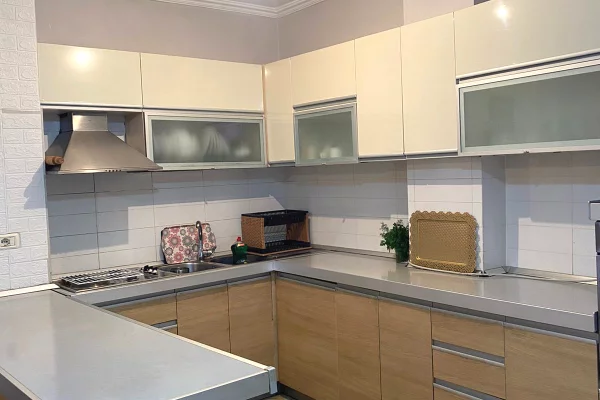 Shitet apartament 2+1+2 tek rrethrrotullimi Astirit 