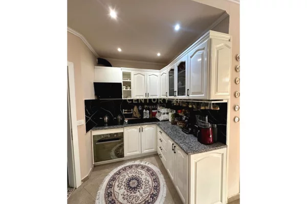 Shtepi ne shitje Apartament ne Tirane, 2+1, Mobilimi E mobiluar, Pagesa 250,000  Euro.