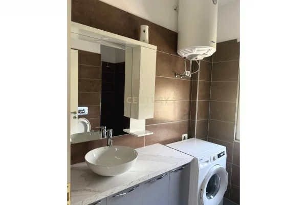 Shtepi ne shitje Apartament ne Tirane, 1+1, Mobilimi E mobiluar, Pagesa 97,000  Euro.