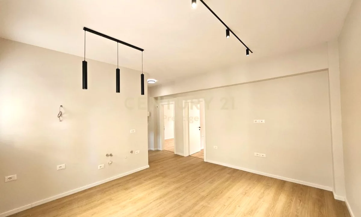 AMBIENT ME QIRA, PRANE QENDRES TEK PAZARI I RI MBI NEPTUN, TIRANE!