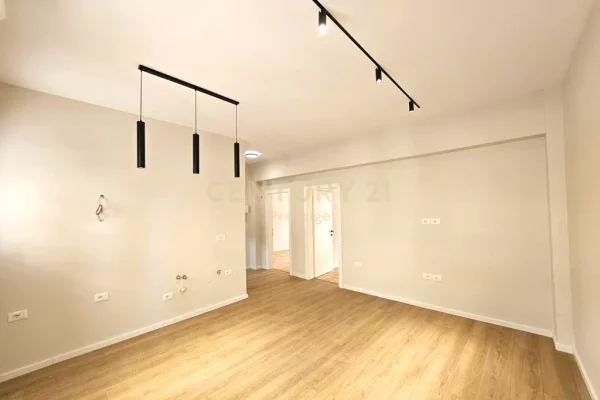 AMBIENT ME QIRA, PRANE QENDRES TEK PAZARI I RI MBI NEPTUN, TIRANE!