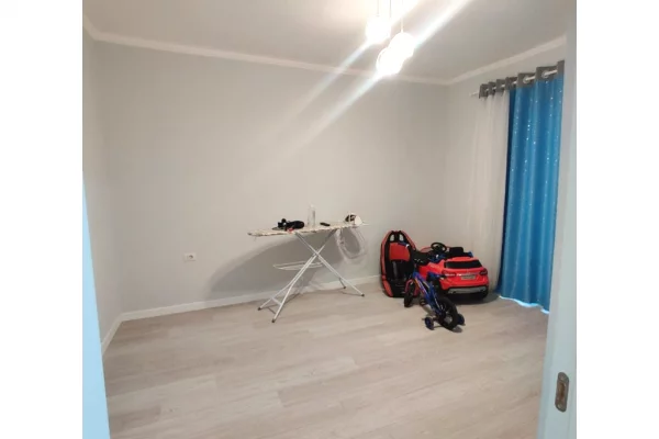 Zyre per Qira – 21 Dhjetori, Buze Rruges Kryesore!