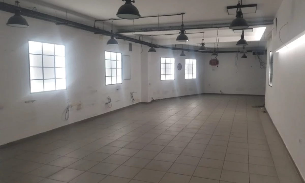 Dyqan (Ambjent Komercial) Kat 0 dhe -1 Per Qira tek Stadiumi Dinamo, Tirane