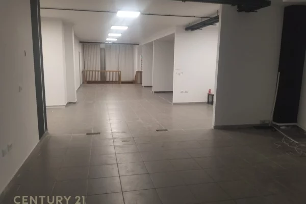 Dyqan (Ambjent Komercial) Kat 0 dhe -1 Per Qira tek Stadiumi Dinamo, Tirane