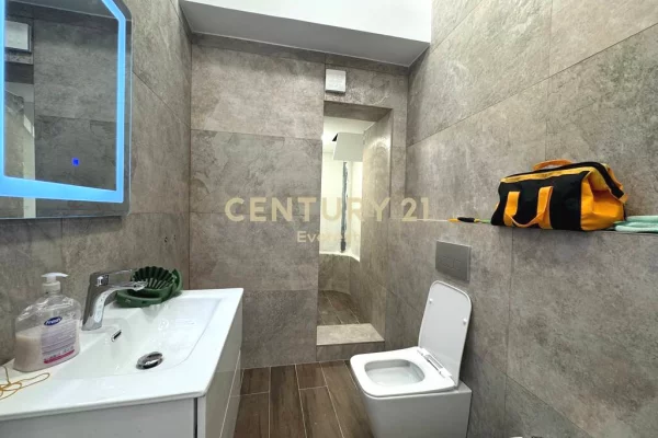 PRANE SQUARE 21, JAPIM AMBIENT KOMERCIAL ME QIRA