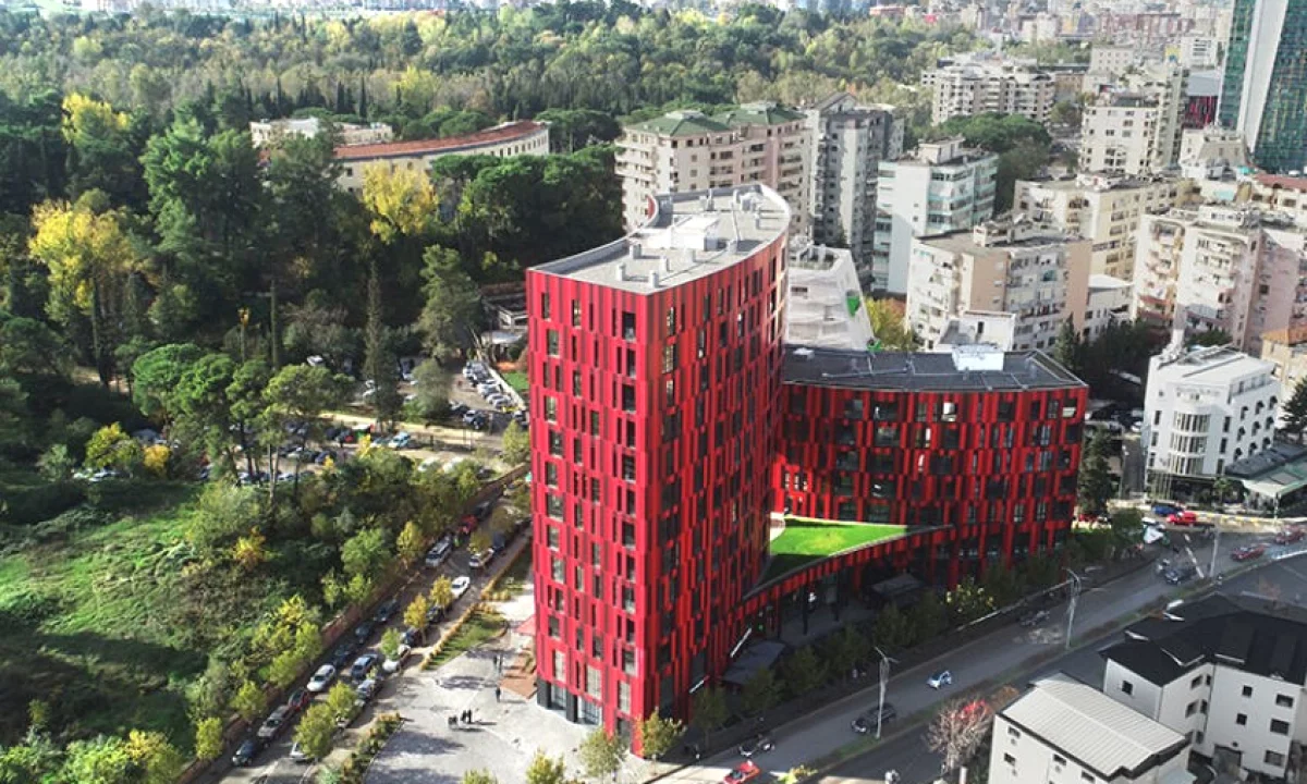 AMBIENT KOMERCIAL ME QIRA PRANE LICEUT ARTISTIK, TIRANE!