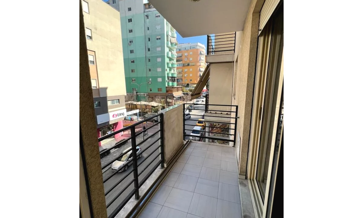 Ambjent komercial me qira perballe Qendres Tregtare Kristal!