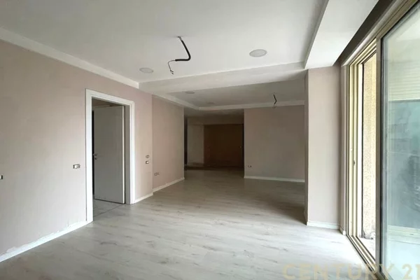 Ambjent komercial me qira perballe Qendres Tregtare Kristal!