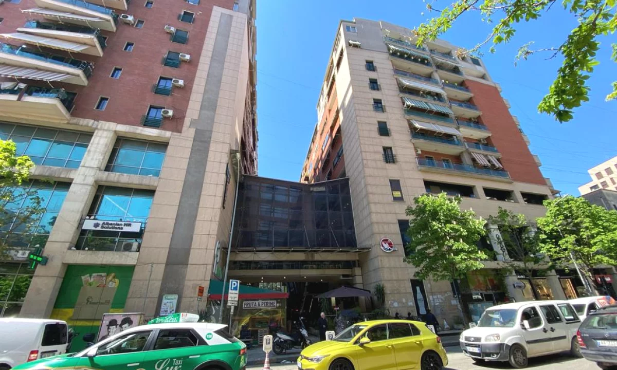 TEK QENDRA TREGTARE GALERIA JAPIM ME QIRA AMBIENT PER ZYRA