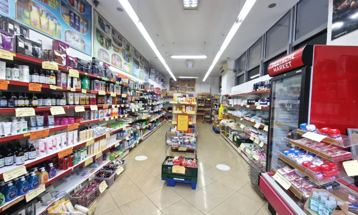 EKSKLUZIVE! ISH EKSPOZITA, JAPIM ME QIRA NJESI SHERBIMI CORNER/FASADE XHAMI - 79 M2! KATI ZERO!