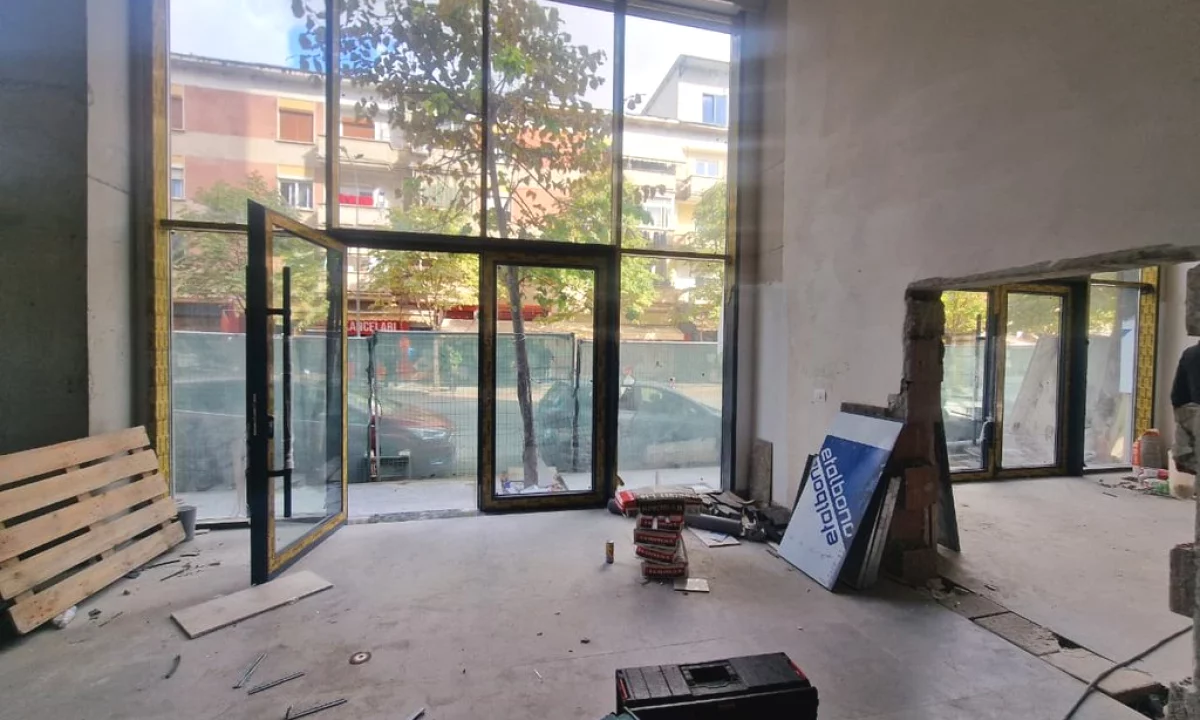 Ambient Komercial me Qira, kati zero, buze rruge kryesore – Rruga e Barrikadave, Qender, Tirane!