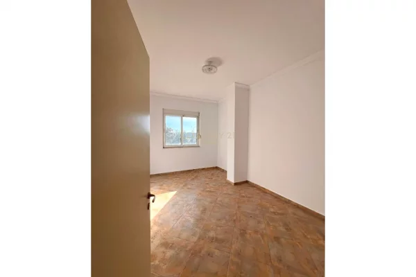 Shtepi ne shitje Apartament ne Tirane, 3+1, Mobilimi Bosh, pa mobiluar, Pagesa 180,900  Euro.
