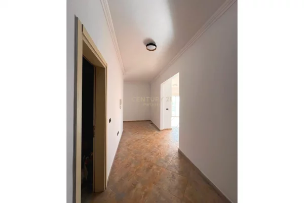 Shtepi ne shitje Apartament ne Tirane, 3+1, Mobilimi Bosh, pa mobiluar, Pagesa 180,900  Euro.