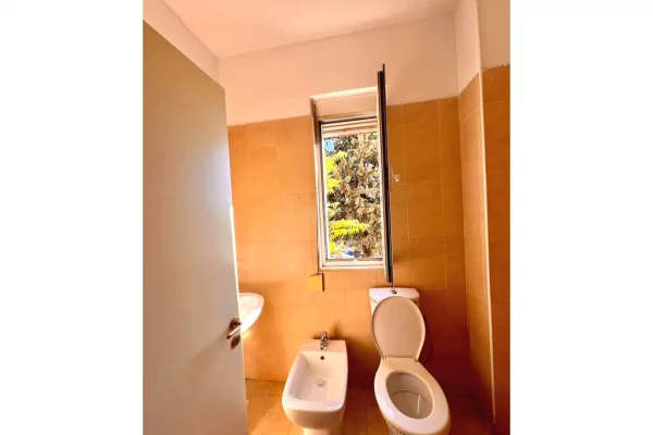 Shtepi ne shitje Apartament ne Tirane, 3+1, Mobilimi Bosh, pa mobiluar, Pagesa 180,900  Euro.