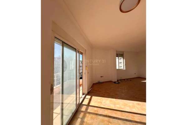 Shtepi ne shitje Apartament ne Tirane, 3+1, Mobilimi Bosh, pa mobiluar, Pagesa 180,900  Euro.