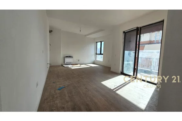 Business Property for Rent 3+1 in Tirana - 1,000 Euro