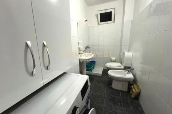 Shtepi ne shitje Apartament ne Tirane, 1+1, Mobilimi E mobiluar, Pagesa 104,000  Euro.