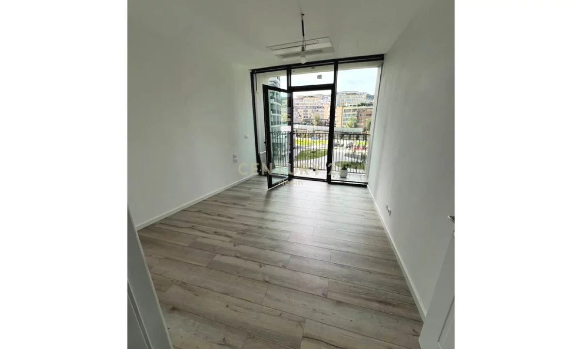 JEPET ME QIRA AMBIENT KOMERCIAL TE LAKE VIEW!