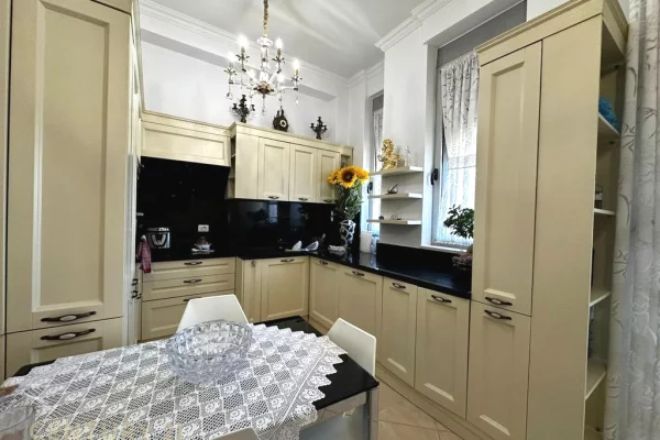 Shtepi ne shitje Apartament ne Tirane, 1+1, Mobilimi E mobiluar, Pagesa 175,000  Euro.