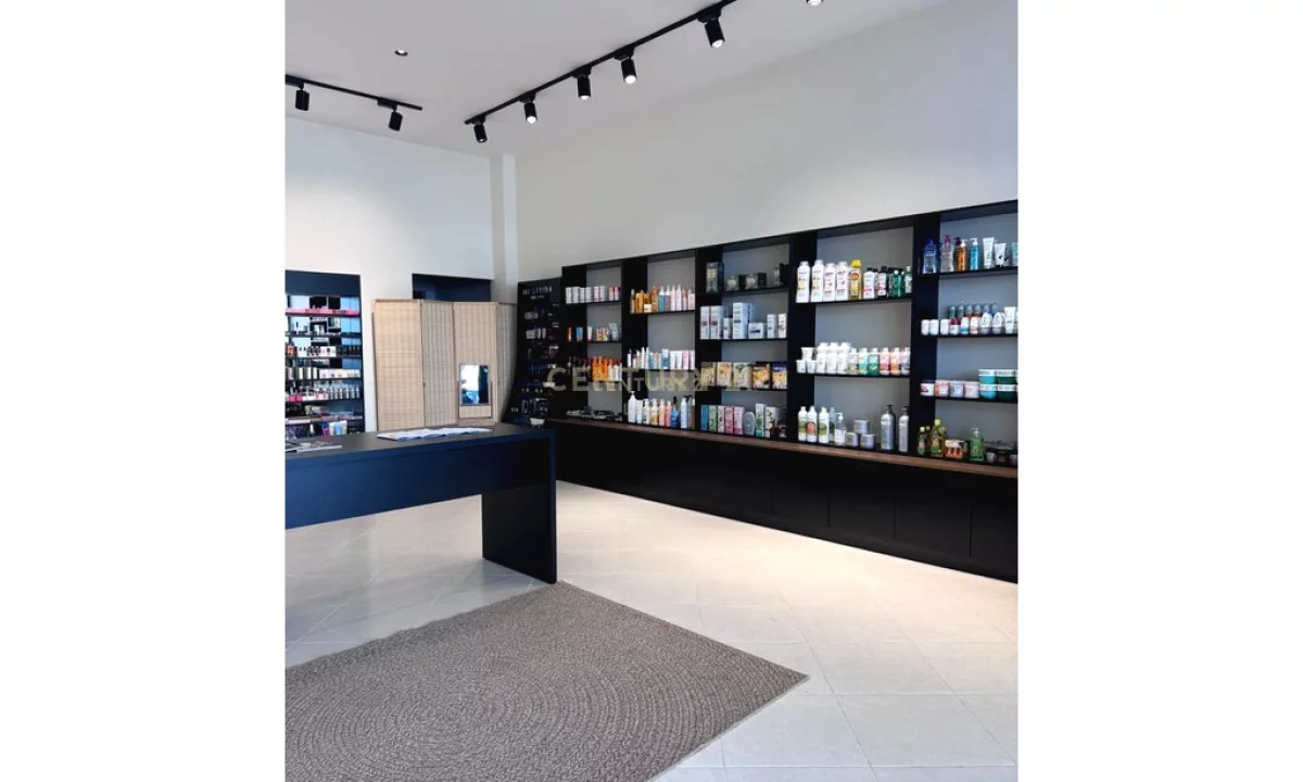 Jepet me qera ambienti te Vila L 1, Buze Rruge!!!