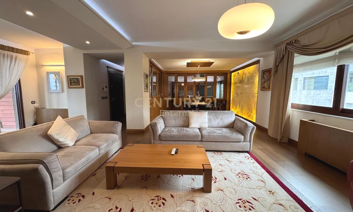 Shtepi me qera Penthose(kati i fundit panoramik) ne Tirane, 2+1, Mobilimi E mobiluar, Pagesa 2,000  Euro.