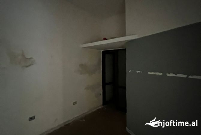 Shitet dyqan tek Brryli 100.000 euro 