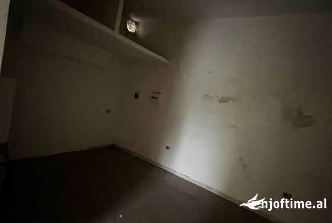 Shitet dyqan tek Brryli 100.000 euro 