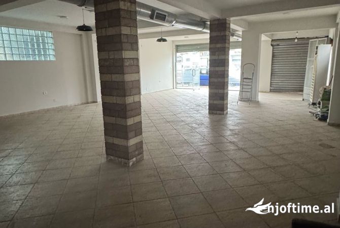 Jepet me qera ambient Bulevardi i Ri 1700 euro