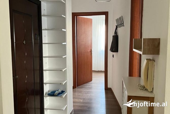 Jepet me qera apartament 2+1 te Kodra e Diellit 600 euro