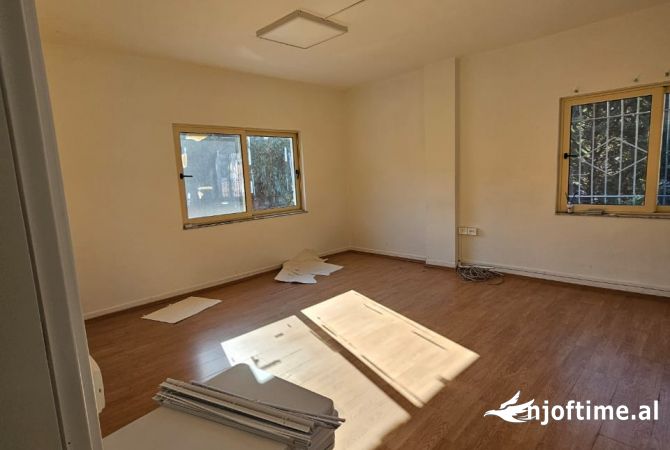 Jepet me qera apartament per zyra 3+1 te Komuna e Parisit