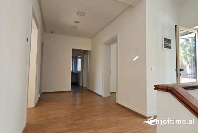 Jepet me qera apartament per zyra 3+1 te Komuna e Parisit