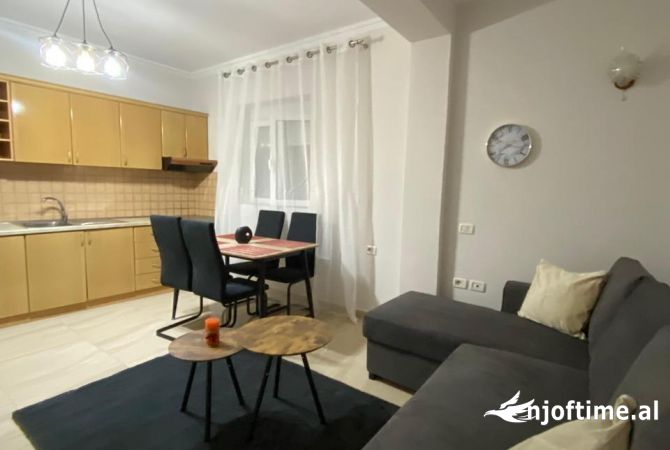 Jepet me qera apartament 1+1 te Rruga e Elbasanit 400 euro