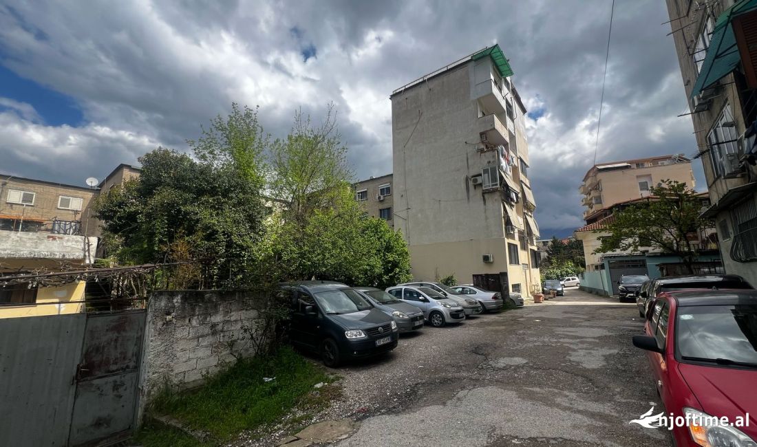 Shitet toke me leje per ndertimi 6 kate te rruga Ali Visha  