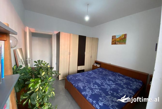 Jepet me qera apartament 2+1 ne Shkoze kompleksi Tom Doshi