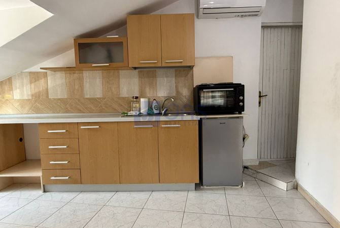 Shtepi me qera Apartament ne Tirane, Garsoniere, Mobilimi E mobiluar, Pagesa 390  Euro.